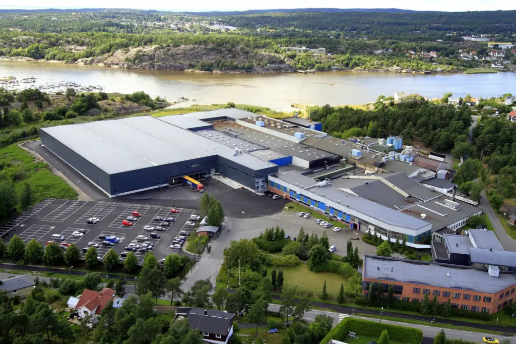 Vue aérienne de l'usine Jøtul au bord de l'eau à Kråkerøy, en Norvège
