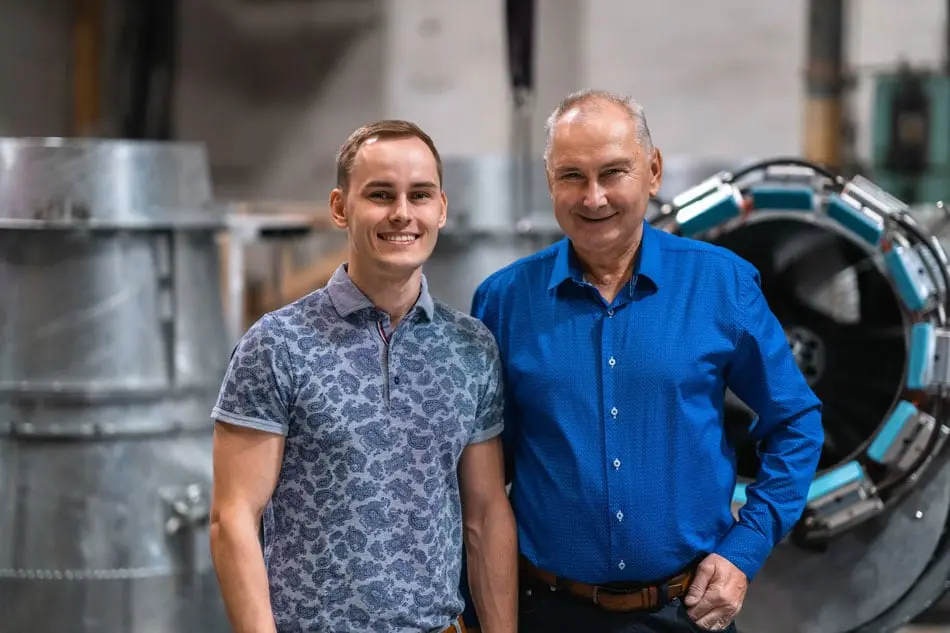 Josef Hein père, en chemise bleue, et son fils Josef Hein junior, côte à côte dans l'atelier de l'usine Romotop