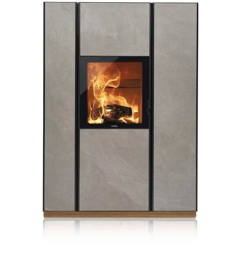 Poêle mixte Nobis A10 Unica vu de face, habillage gris clair, feu de bûches derrière la porte vitrée
