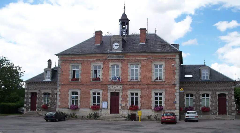 La mairie de Pâlis, commune déléguée d’Aix-Villemaur-Pâlis : façade de brique et clocheton.
