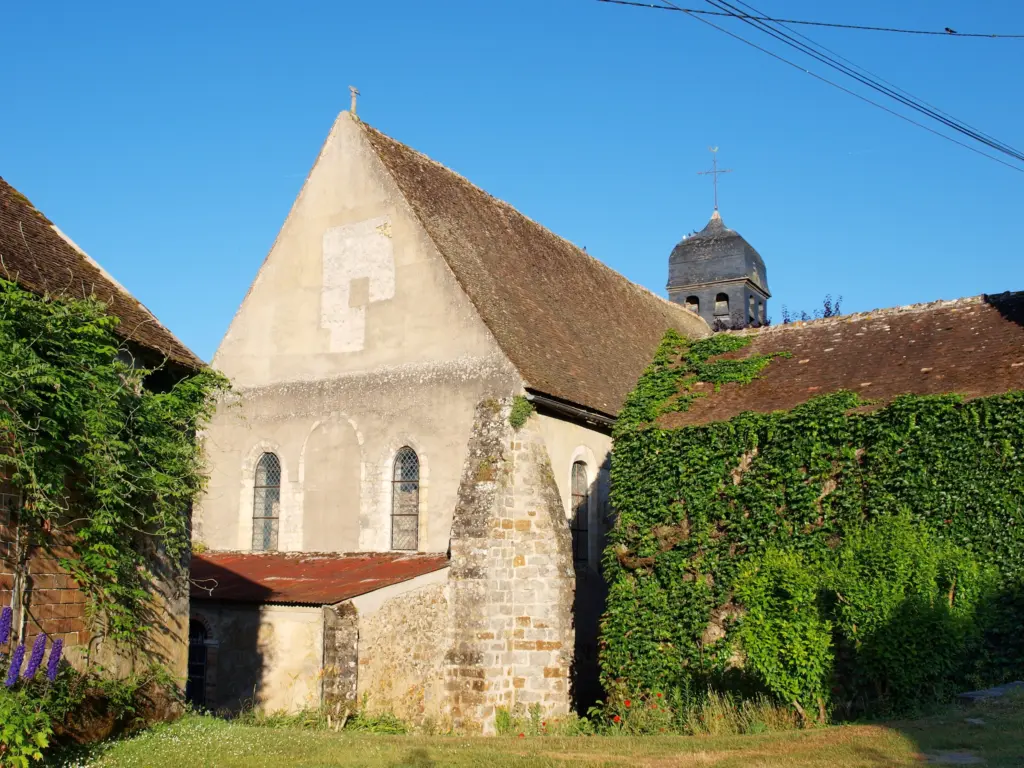 L’église de Blennes, pignon de pierre et clocher, au-dessus de la vigne vierge.