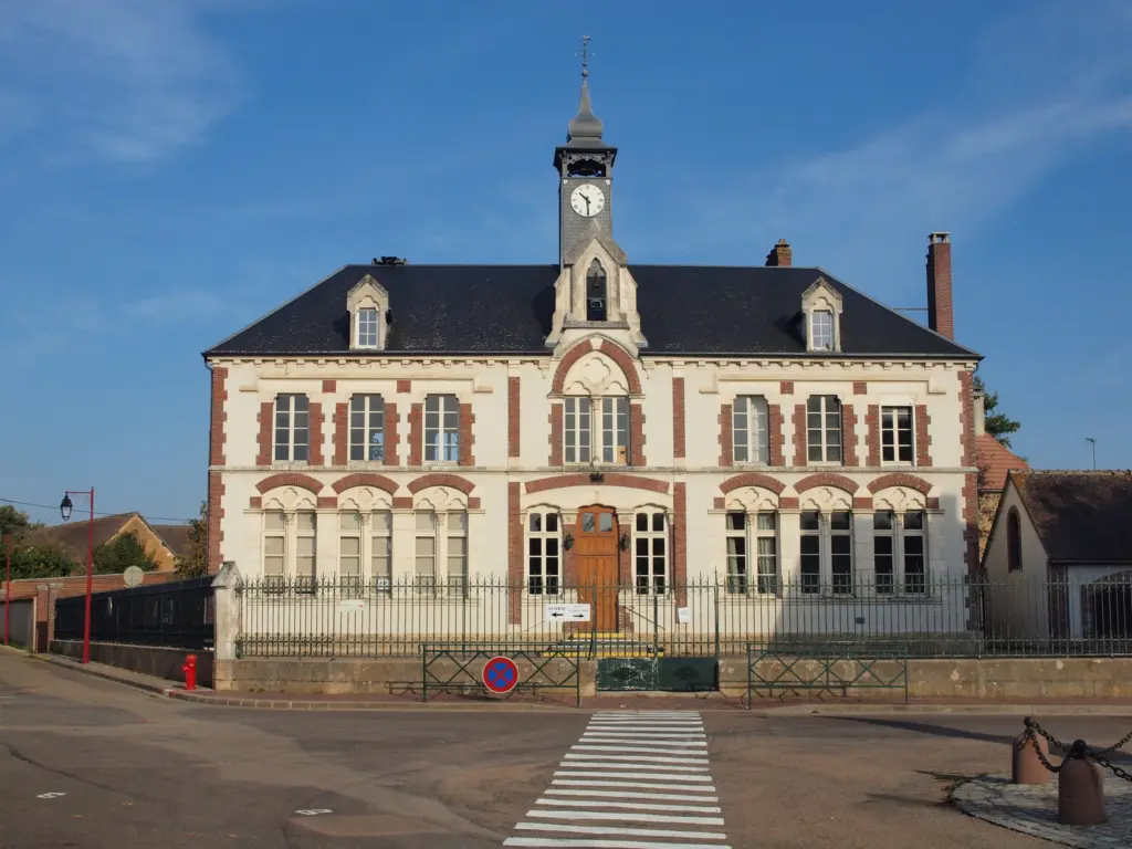 La mairie de Chailley, façade à horloge et clocheton, derrière sa grille.