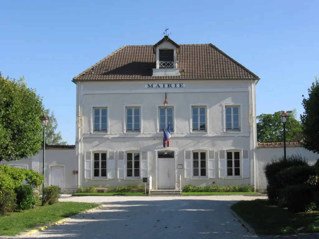 La mairie de Châtenay-sur-Seine, façade blanche à lucarne, au bout de son allée.