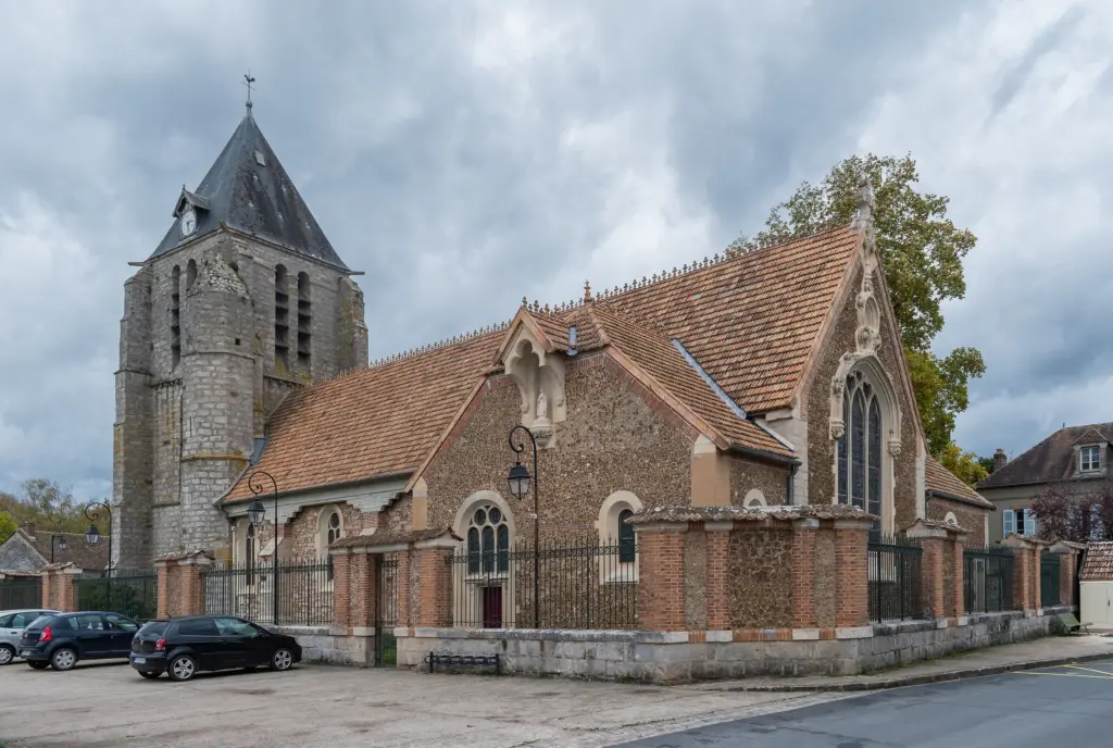 L’église Saint-Julien de Chevry-en-Sereine : la vieille tour de pierre et la nef de brique à grand pignon.