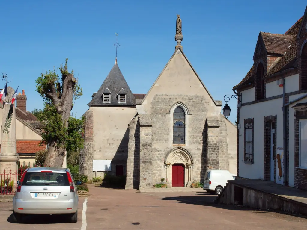 L’église de Cudot, deux pignons de pierre et petit clocher, sur la place.