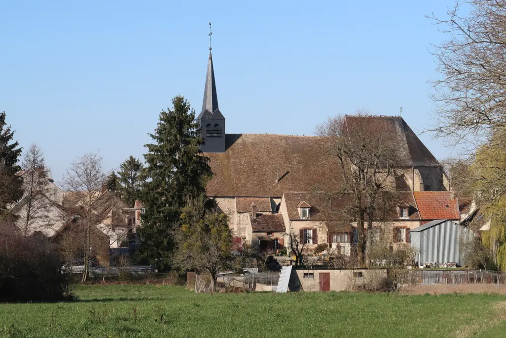L’église Saint-Remi de Domats et sa flèche, au-dessus des maisons du village, vues du sud.