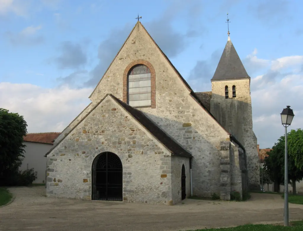 L’église de Gouaix, pignon de pierre à baie cintrée et clocher pointu.