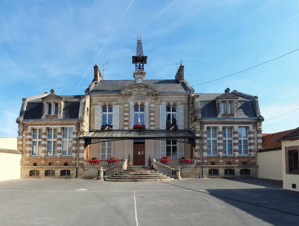 Les Sièges : la mairie, façade de brique et de pierre à lucarnes et clocheton, en haut de son perron.