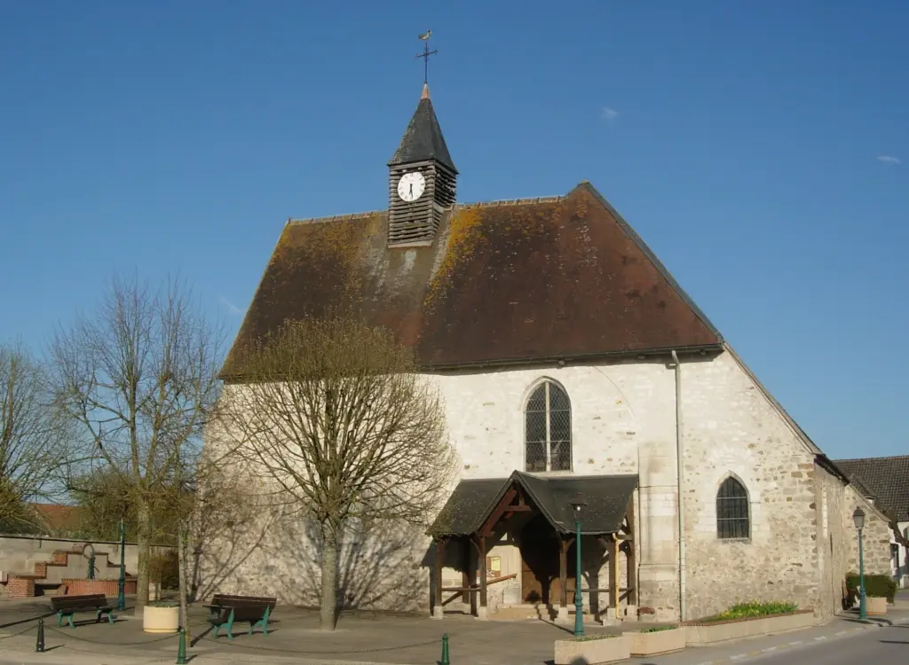 L’église Saint-Maurice de Marigny-le-Châtel, clocher à horloge et porche de bois.
