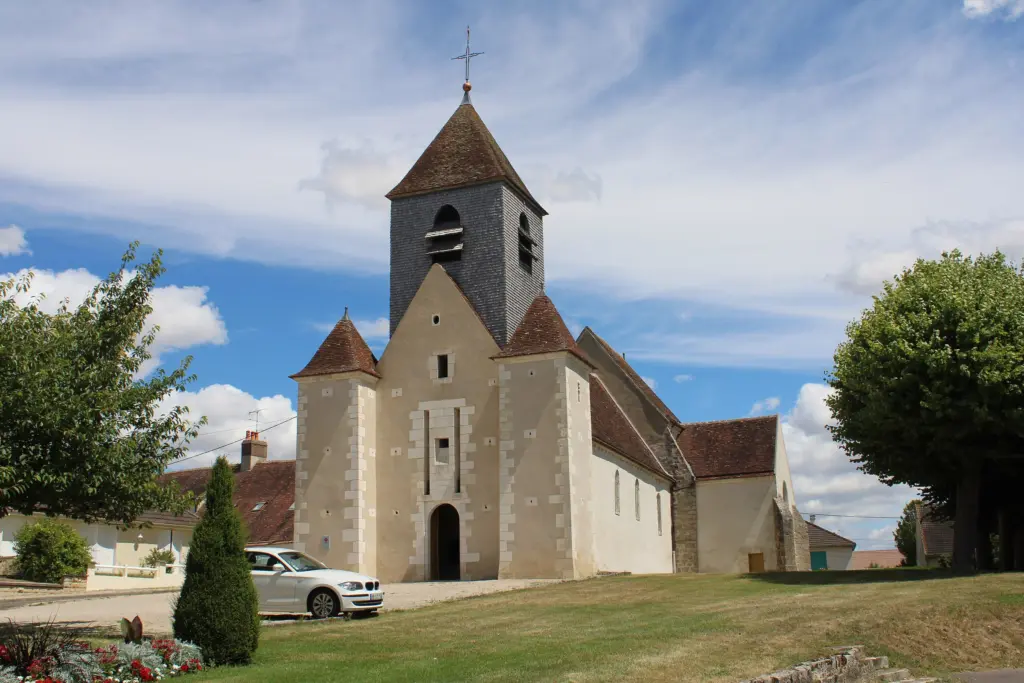 L’église Saint-Pancrace de Migennes, son clocher carré et ses tourelles, sous un ciel d’été.