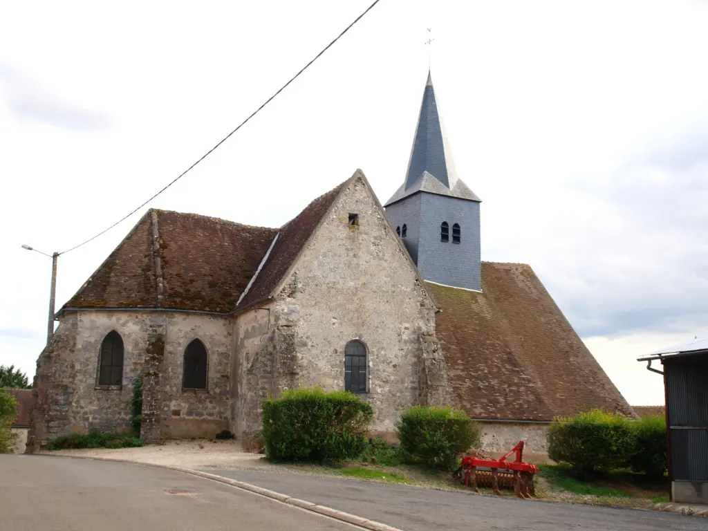 L’église de Pailly, chevet de pierre et clocher d’ardoise effilé.