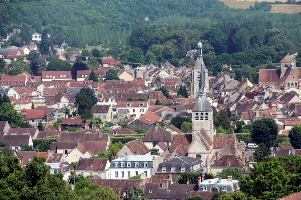 Le centre historique de la ville basse de Provins vu d’en haut : toits de tuiles et clocher au milieu des maisons.