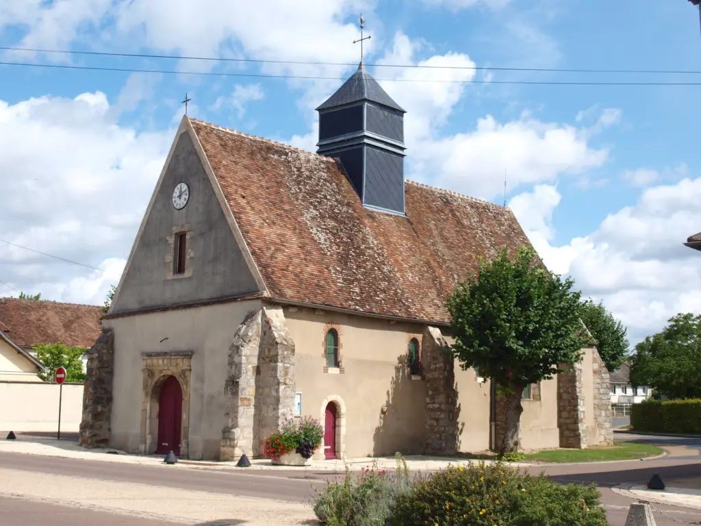 L’église Saint-Denis de Saint-Denis-lès-Sens, son pignon de pierre et son clocheton d’ardoise.