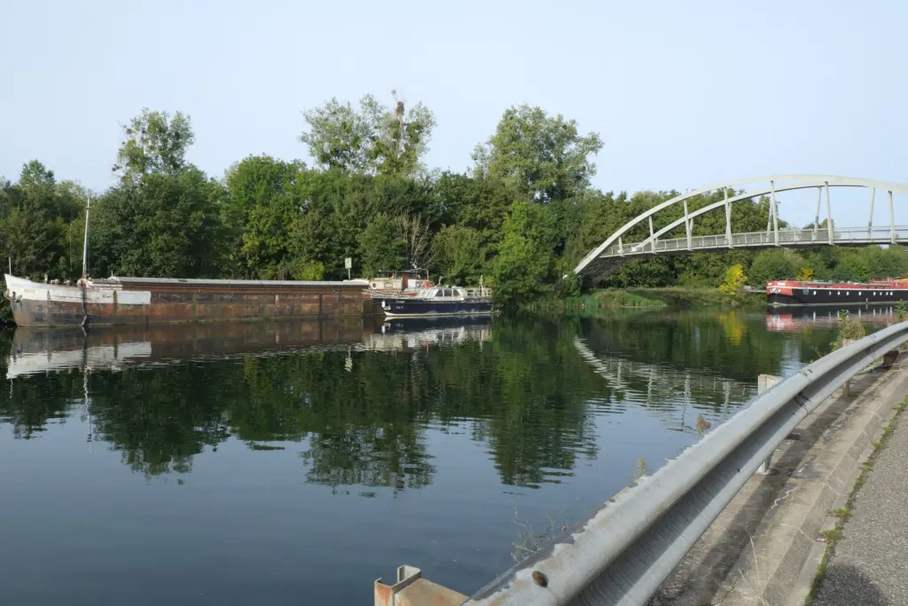 Le Loing à Saint-Mammès, sa passerelle en arc et les péniches à quai.
