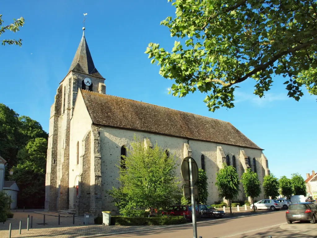 L’église Saint-Valérien de Saint-Valérien, son clocher de pierre et sa longue nef, au bord de la place.