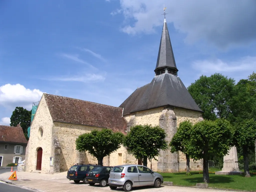 L’église Saint-Pierre de Samoreau, clocher d’ardoise pointu, derrière une rangée d’arbres taillés.