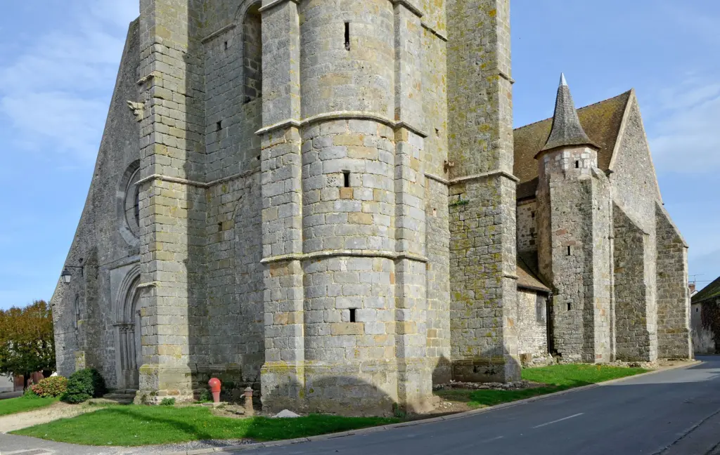 L’église Saint-Martin de Sourdun, puissants contreforts et clocher de pierre.
