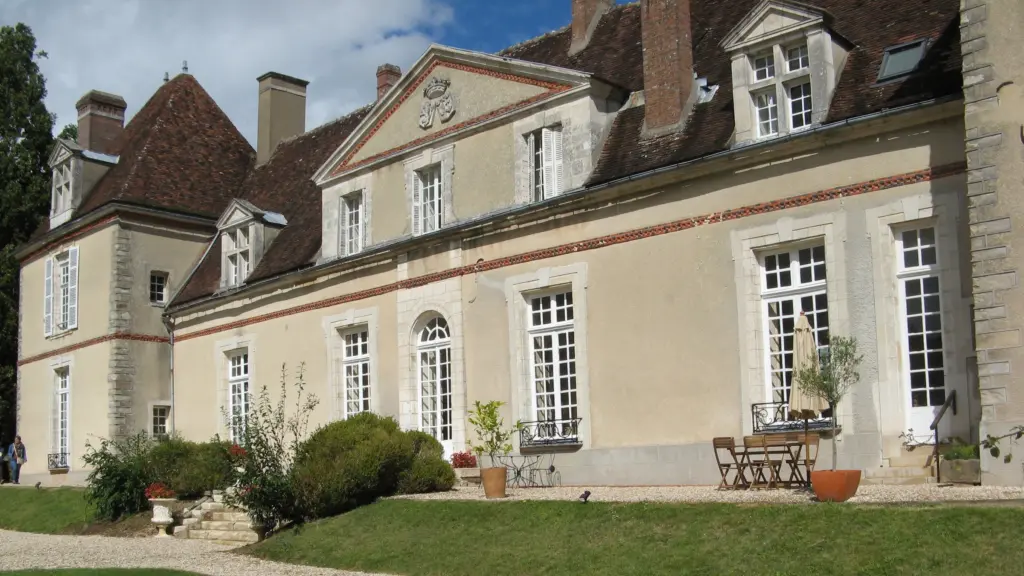Le château du Fey à Villecien, façade ouest et son jardin.