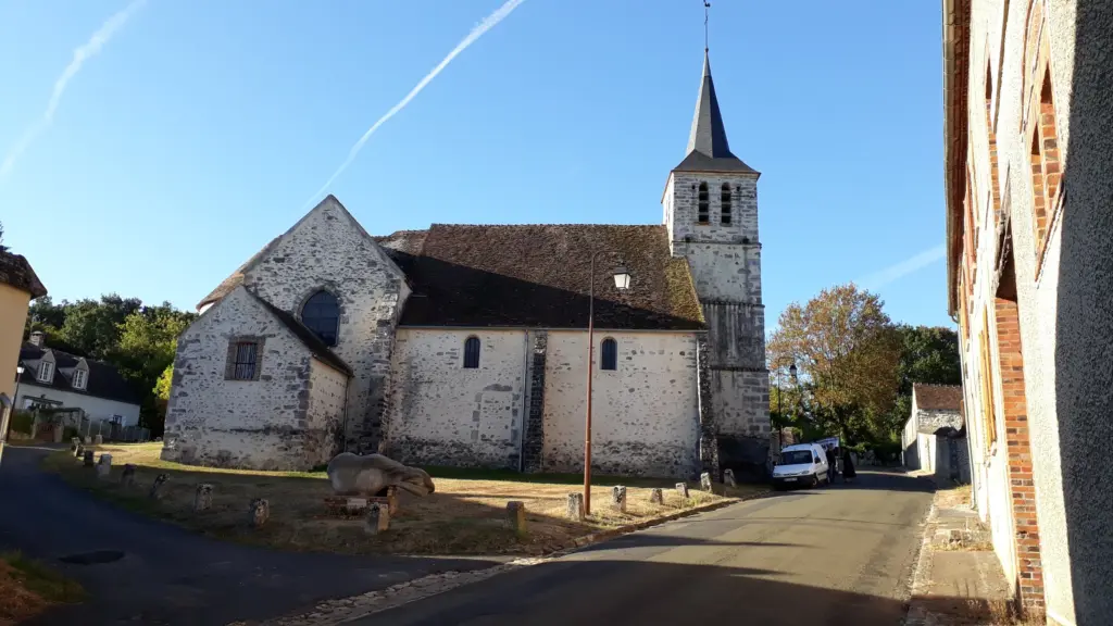 L’église de Villemaréchal, clocher pointu et nef de pierre, au bord de la rue.