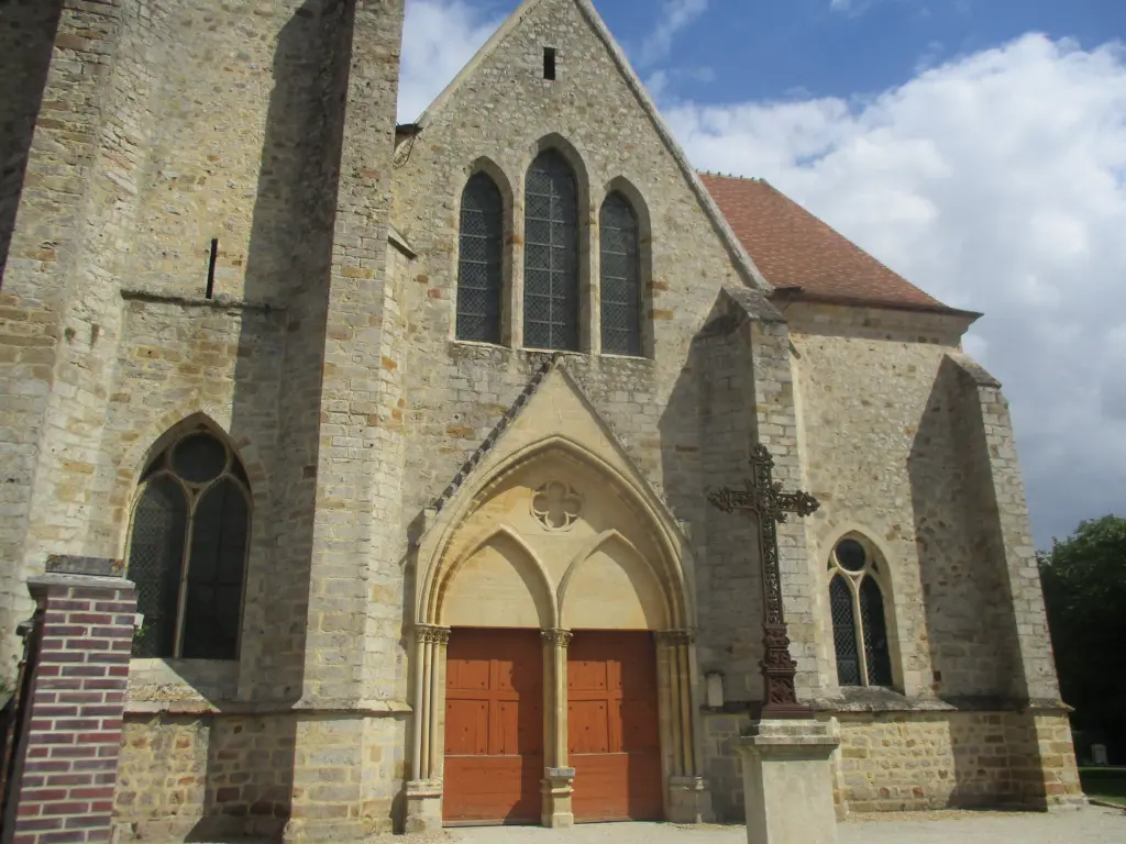 L’église Notre-Dame de Villeneuve-l'Archevêque : le portail gothique de sa façade occidentale.