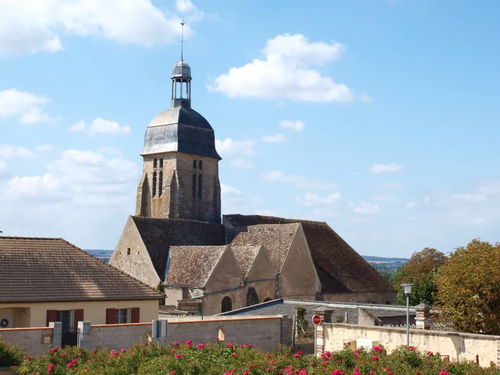 L’église Saint-Georges de Vinneuf et son clocher à lanternon, au-dessus des toits du bourg.